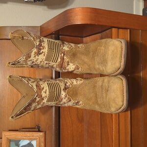 Boys Ariat boots sz 5